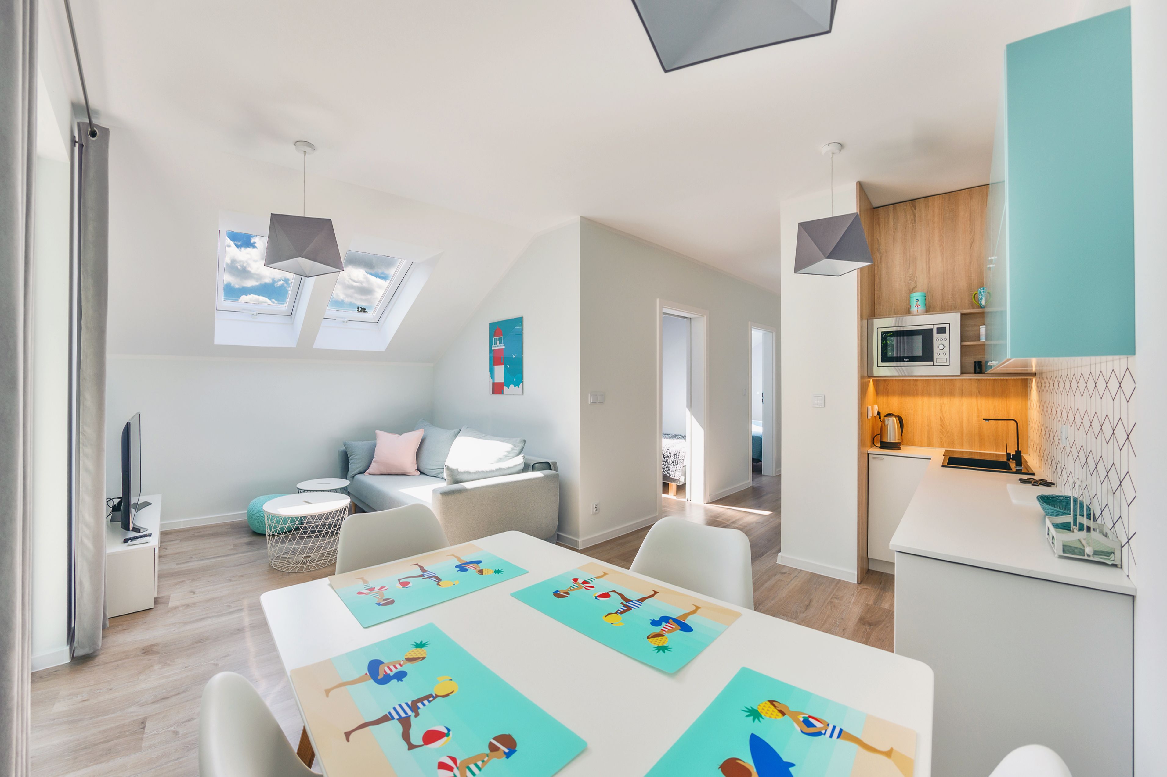 Un appartamento moderno con zona pranzo, cucina e soggiorno.