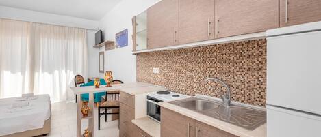 Stort kylskåp, ugn, spishäll och kaffe- och tebryggare