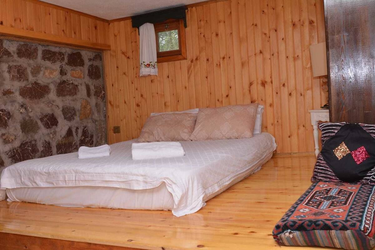 Caja de seguridad en la habitación y tabla de planchar con plancha