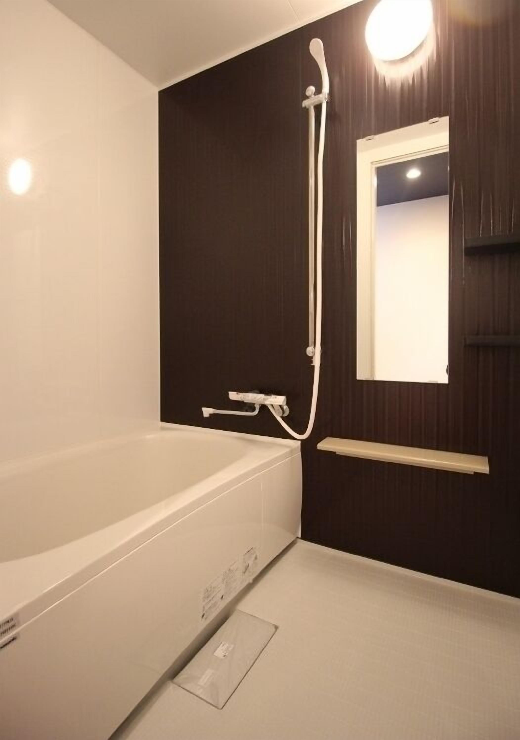 Combined shower/tub, hair dryer, bidet, towels