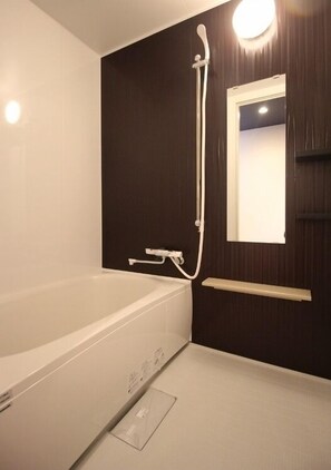 Ensemble douche/baignoire, sèche-cheveux, bidet, serviettes fournies