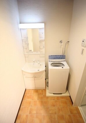 Combined shower/tub, hair dryer, bidet, towels