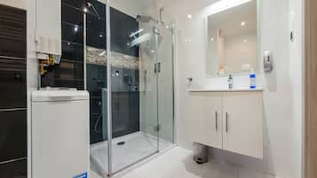 Apartment (5, ul. Zachodnia 13) | Bathroom | Shower, hair dryer, towels