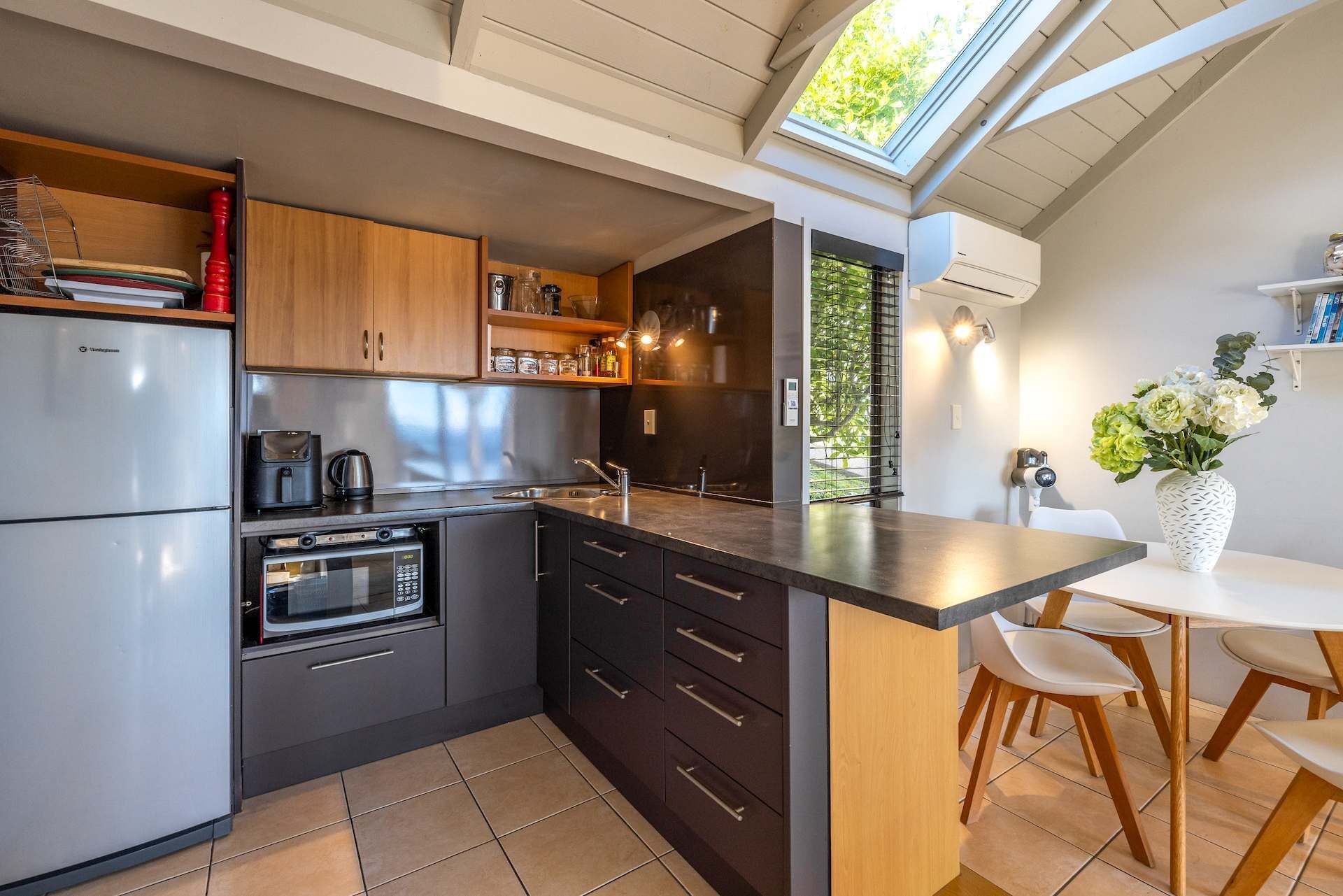 Kühlschrank, Mikrowelle, Wasserkocher mit Kaffee-/Teezubehör, Toaster