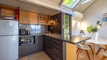 Kühlschrank, Mikrowelle, Wasserkocher mit Kaffee-/Teezubehör, Toaster