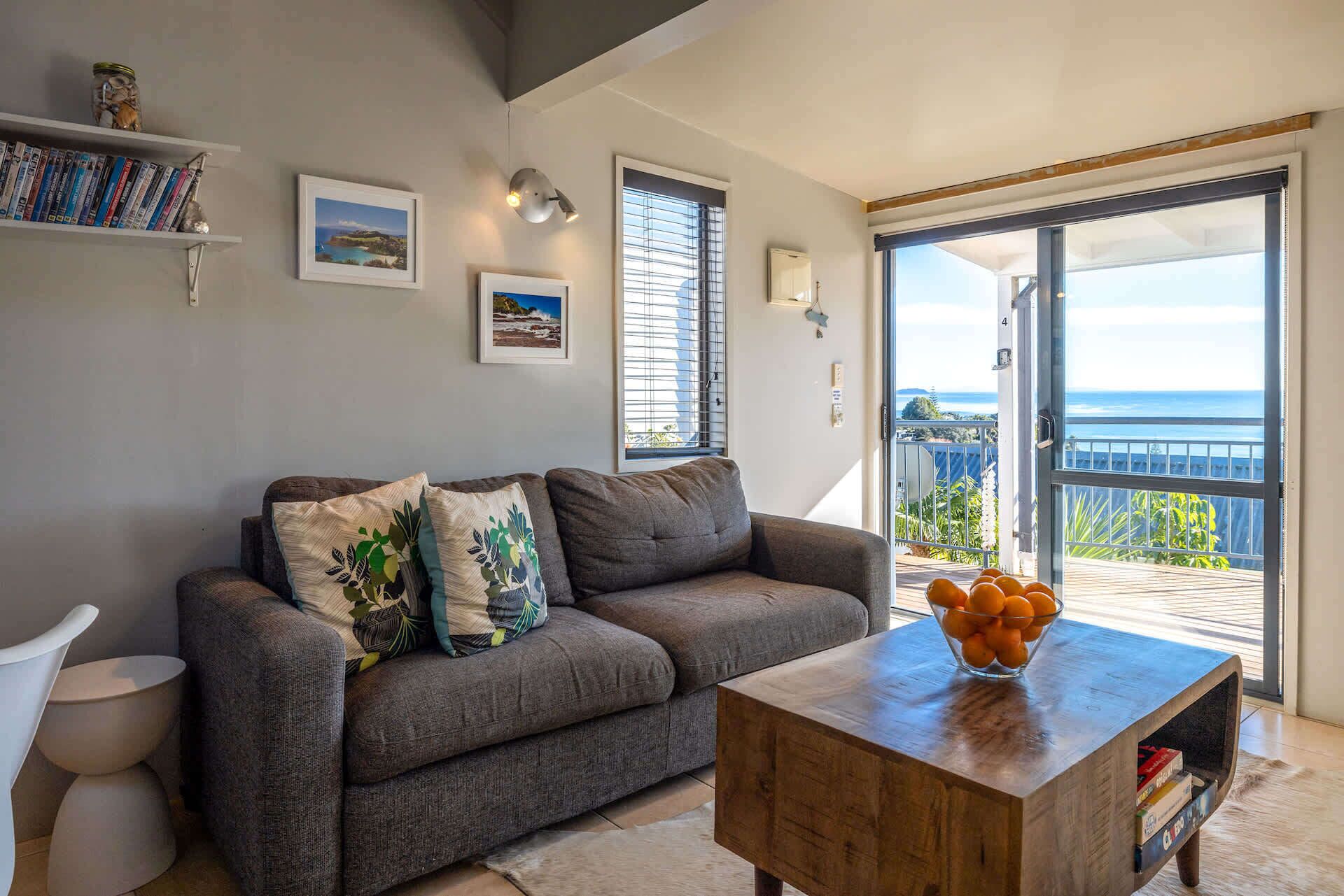 Fernseher, DVD-Player, Arbeitsbereiche