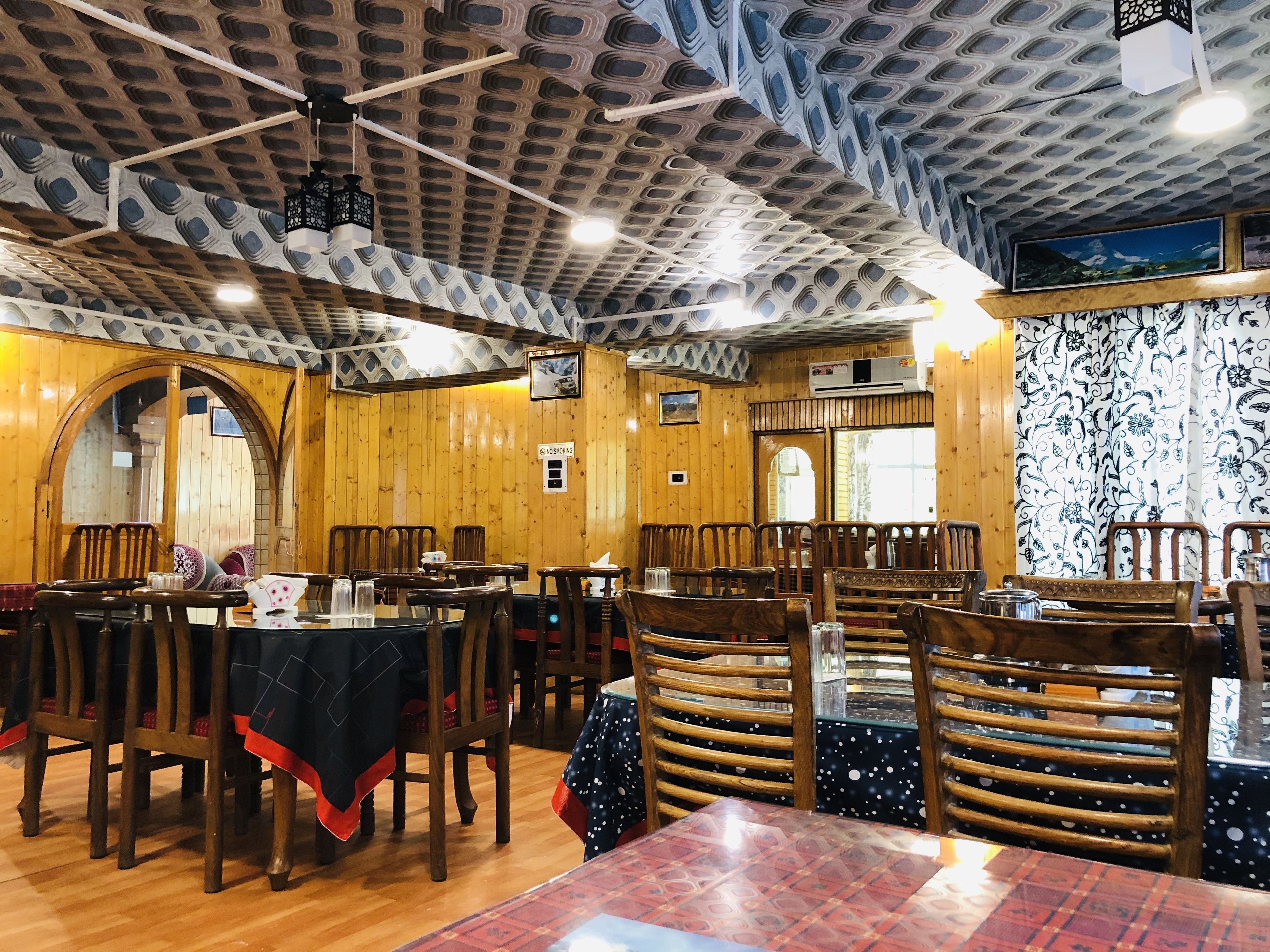 บริการอาหารเช้า อาหารกลางวัน อาหารเย็น, อาหารท้องถิ่น