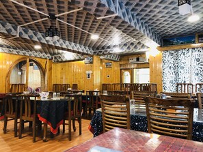 Breakfast, lunch, dinner served; local cuisine - Hotel Glacier Heights (Gund)