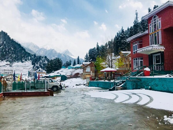 Exterior - Hotel Glacier Heights (Gund)