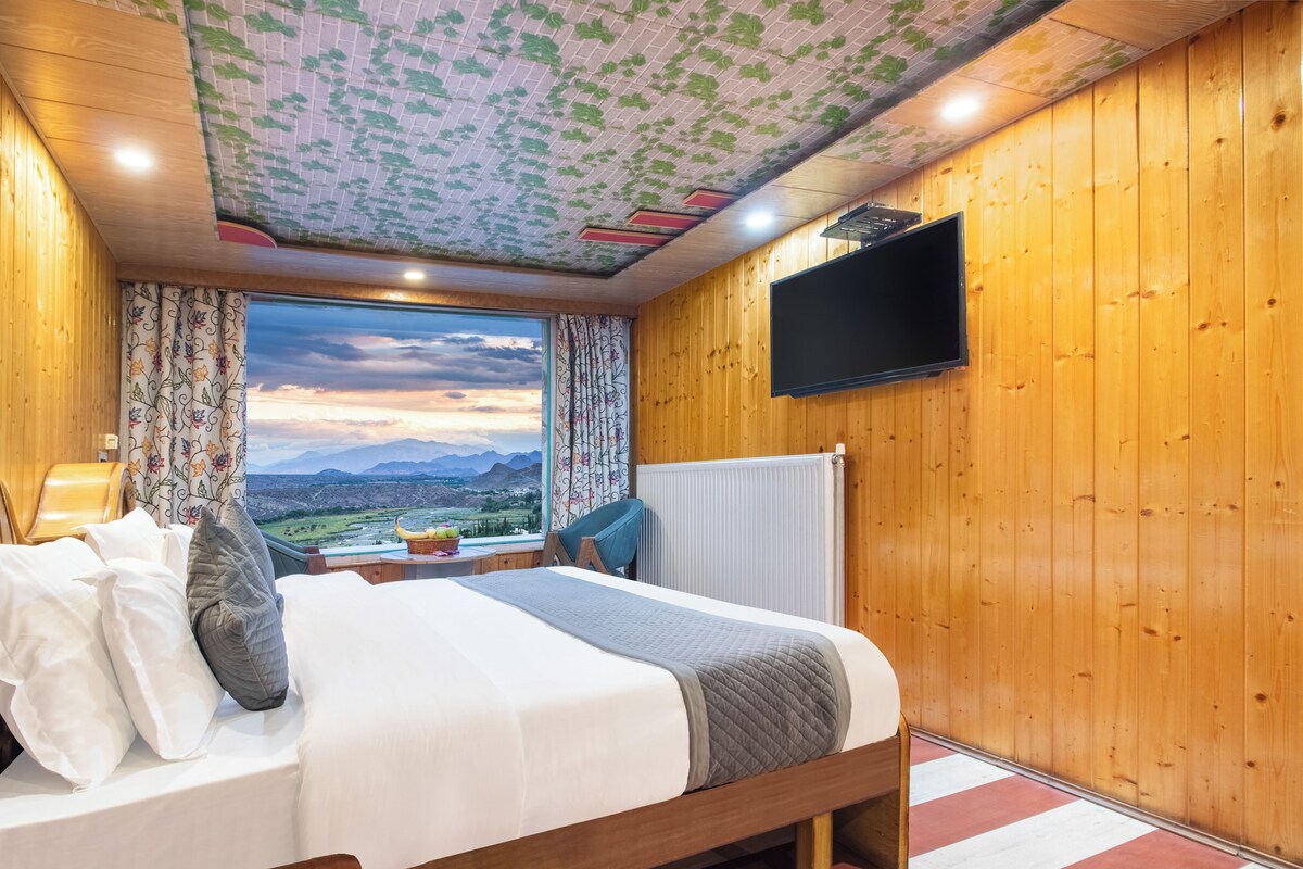 Deluxe Double Room, Mountain View | Iron/ironing board (on request), rollaway beds (surcharge), WiFi (free)