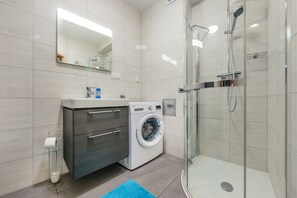 Apartment (G1) | Bilik Mandi | Pancuran mandi, pengering rambut, tuala disediakan 