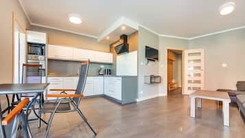 Apartment (F1) | Private kitchenette | Fridge, microwave, oven, stovetop