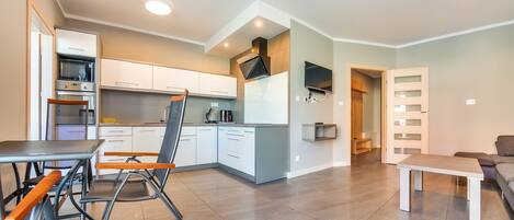 Apartment (F1) | Private kitchenette | Fridge, microwave, oven, stovetop