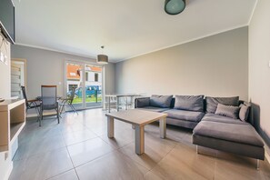 Apartemen (G1) | 2 kamar tidur, ruang kerja ramah laptop, dan setrika/meja setrika