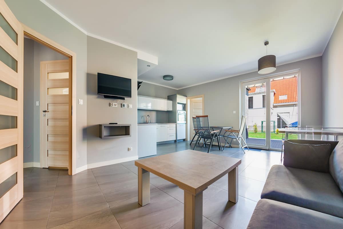 Ein modernes Apartment mit Essbereich, Küche und Wohnzimmer.
