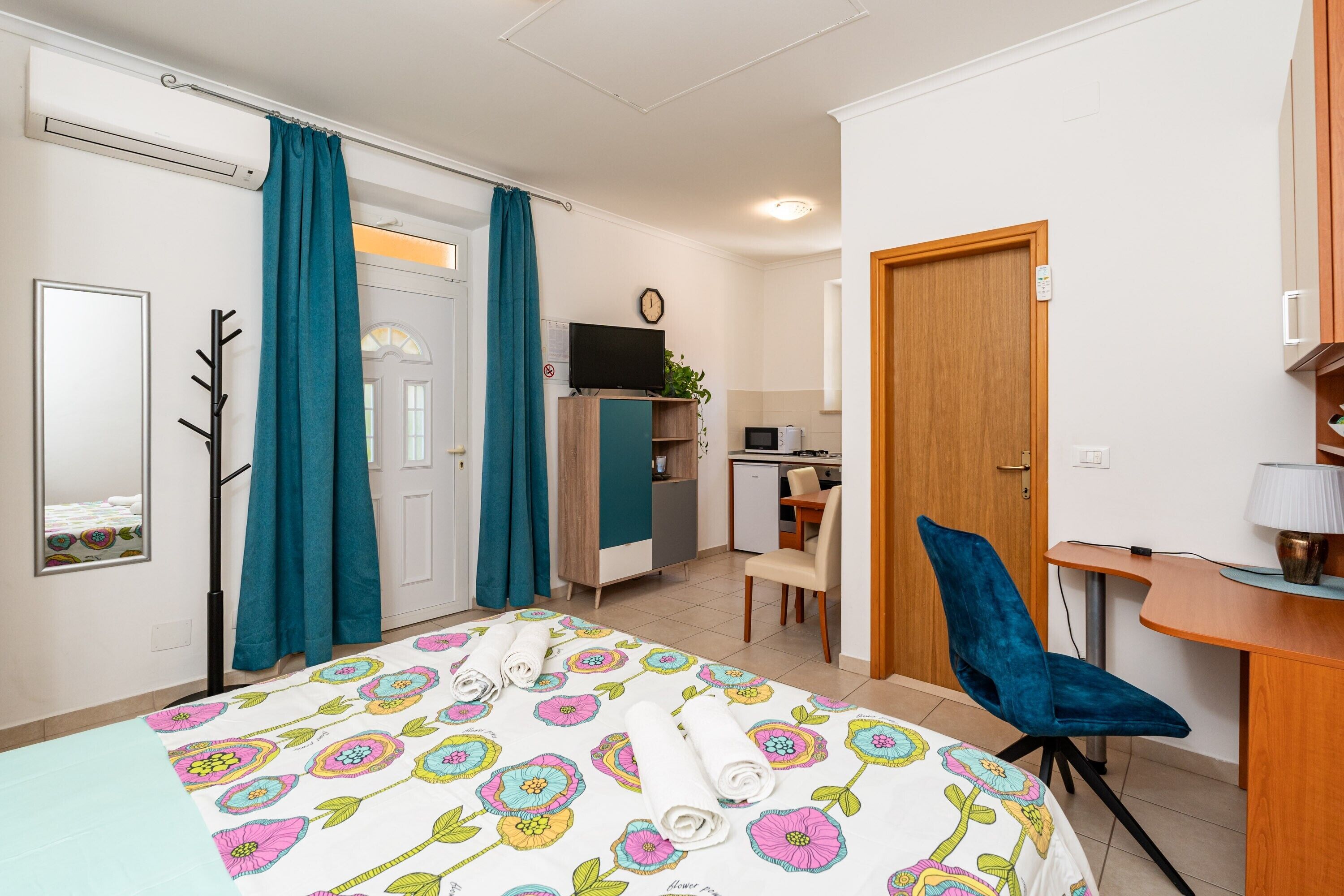 Iron/ironing board, WiFi, bed sheets