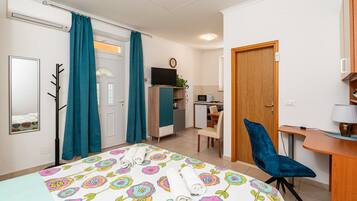 Iron/ironing board, WiFi, bed sheets