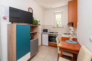 Fridge, microwave, oven, stovetop - Apartments and Room Frane- Standard Studio with Terrace (Dubrovnik)