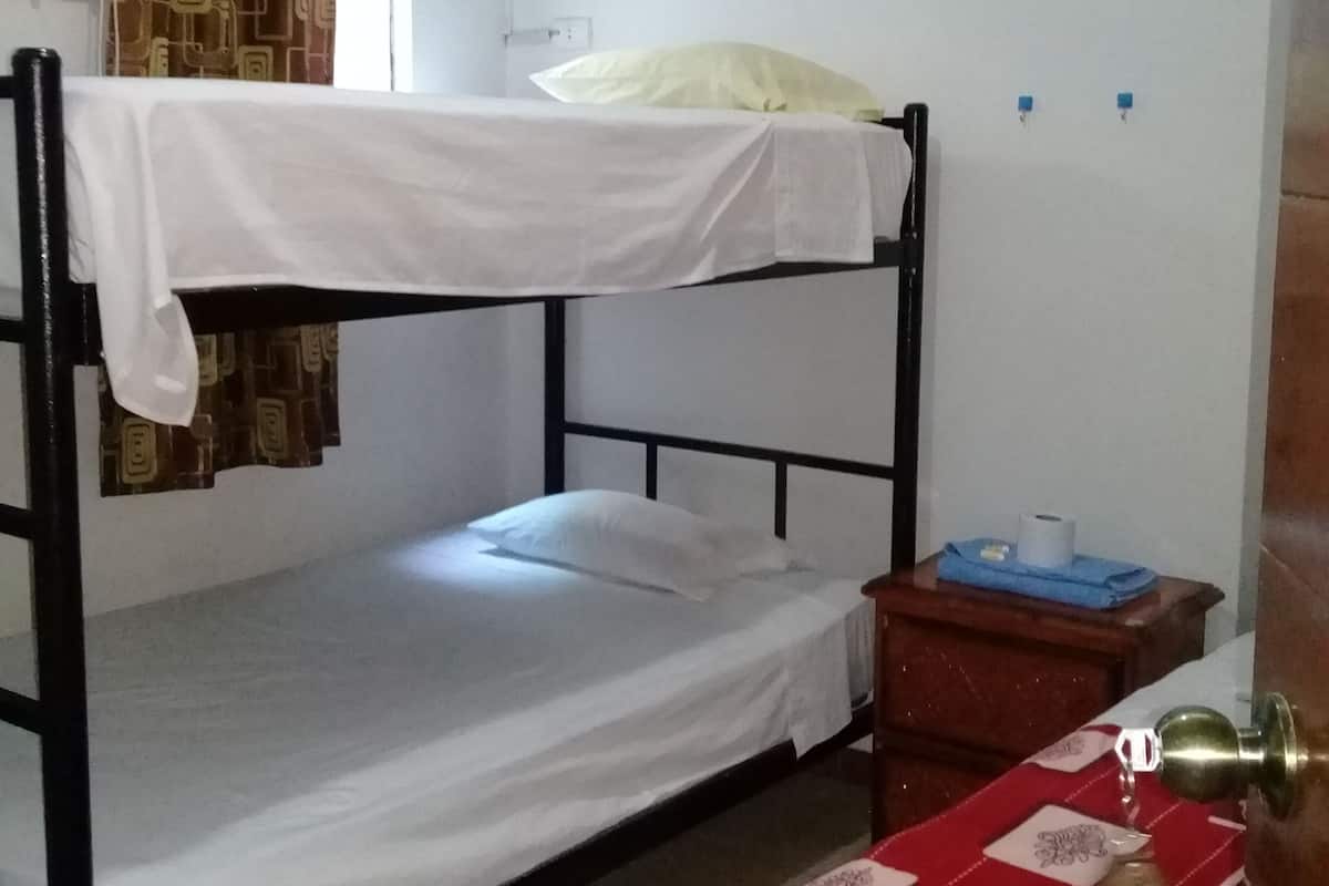 Dormitorio compartido básico | Tabla de planchar con plancha y wifi gratis