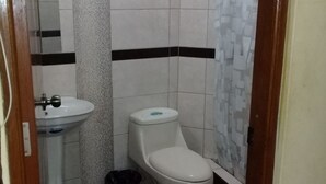 Basic Shared Dormitory | Bathroom - JP - Ebe Nezer - Hostel (Nazca)