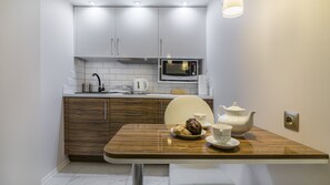 Apartment | Dapur kecil peribadi | Peti sejuk, ketuhar gelombang mikro, dapur, pembancuh kopi/teh