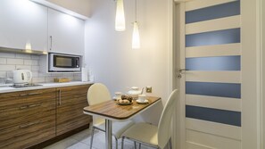 Appartement | Privékeuken | Een koelkast, een microgolfoven, een kookplaat