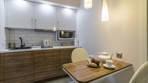 Appartement | Privékitchenette | Een koelkast, een microgolfoven, een kookplaat
