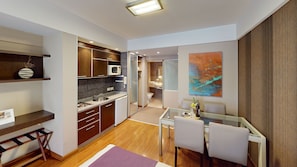 Studio – superior | Eget kjøkken | Minikjøleskap, mikrobølgeovn, kjøkkenutstyr og rengjøringsutstyr