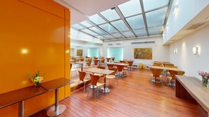 Free buffet breakfast on weekdays