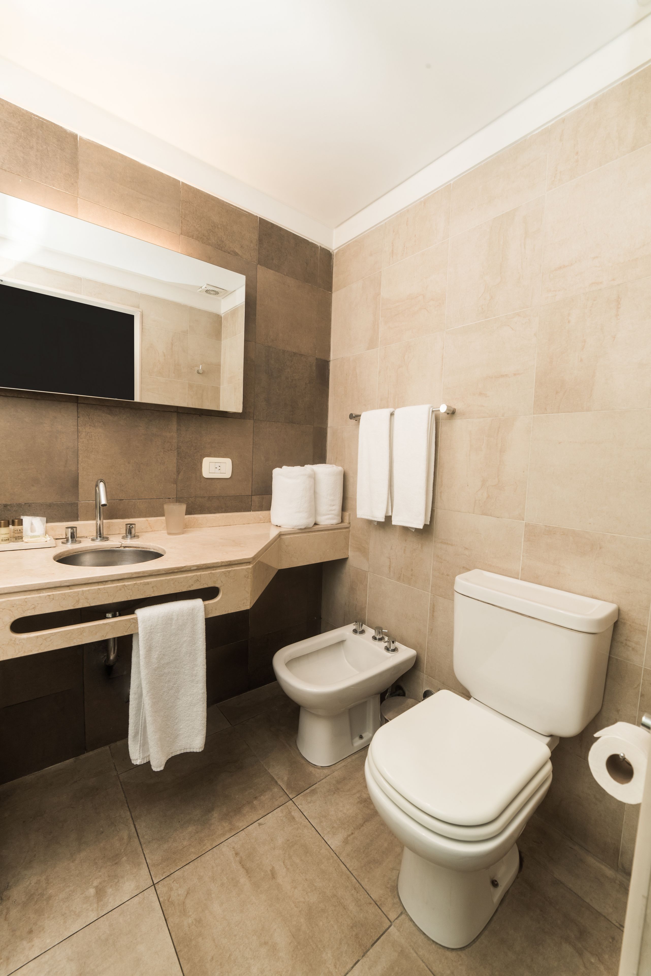 combined shower/bathtub, rainfall showerhead, free toiletries