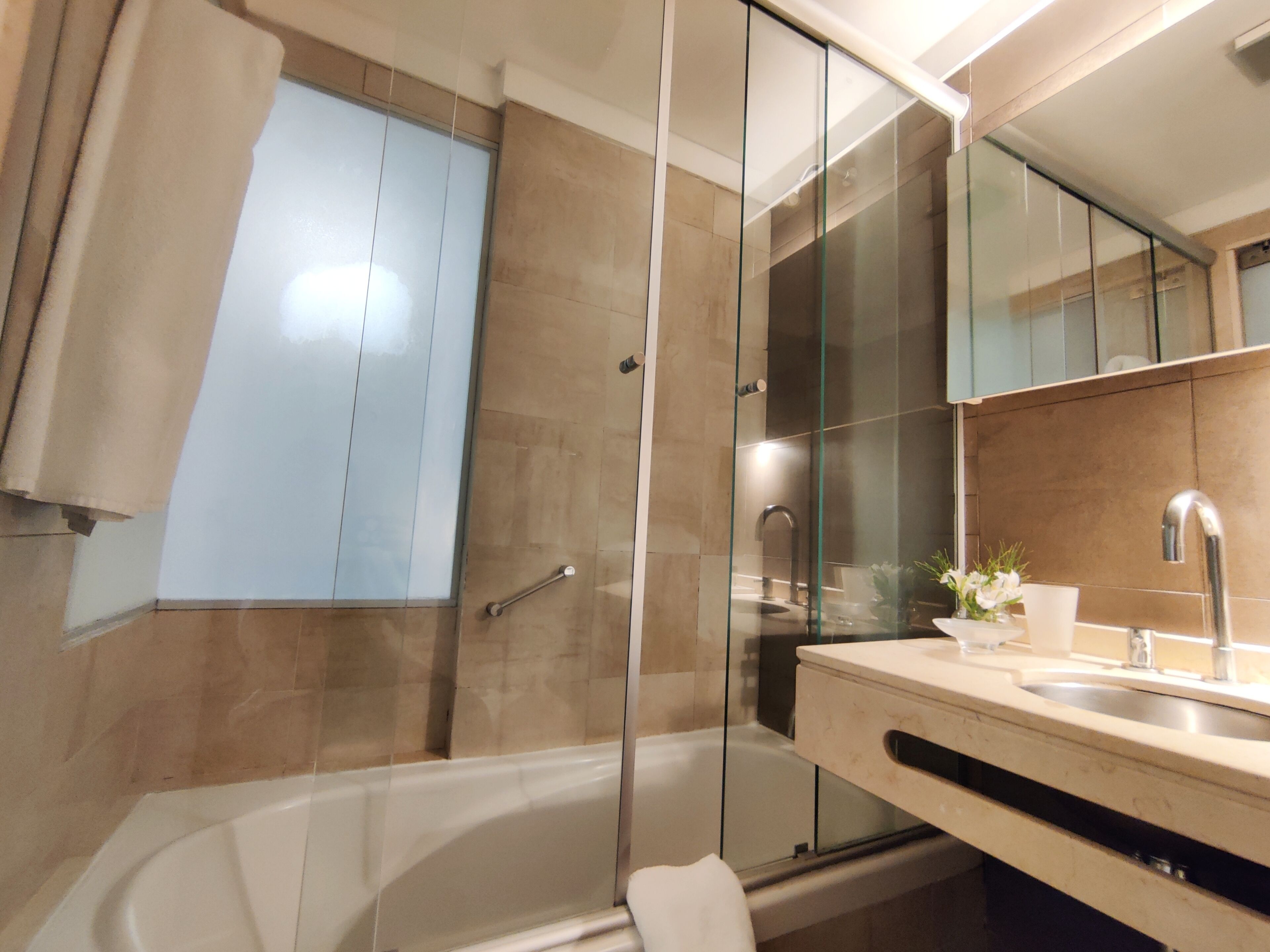 suite | bathroom | combined shower/bathtub, rainfall showerhead, free toiletries