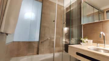 Suite | Salle de bain | Ensemble douche/baignoire, douche à « effet pluie »