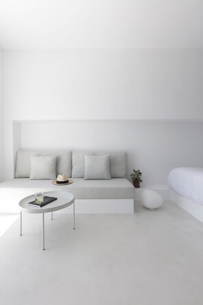 Deluxe Villa, 2 Bedrooms, Jetted Tub, Sea View  (Drop) | Khu phòng khách | Smart TV 42-inch có truyền hình vệ tinh, TV, MP3 dock 