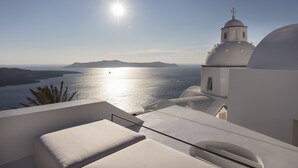 Un bâtiment blanc surmonté d’un dôme et d’une croix, qui domine une étendue d’eau et un paysage lointain.