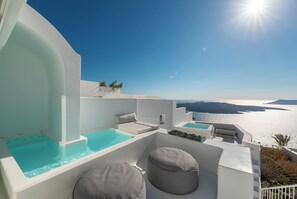 Eine moderne Terrasse im Freien mit Pool, Sitzgelegenheiten und Meerblick.