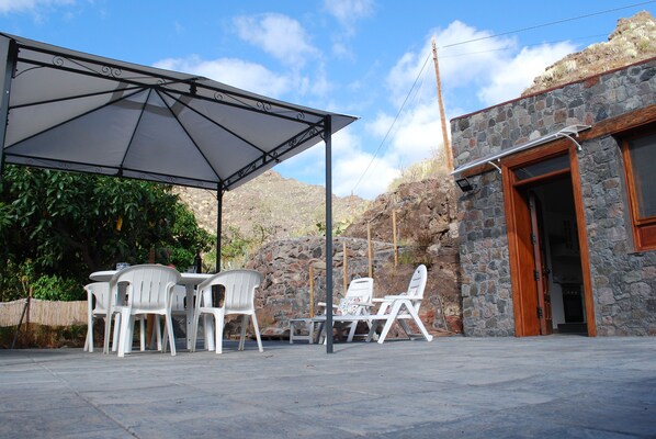 Outdoor dining - TWO BARRANCOS (3). - 1 double bedroom, living room-kitchen, sofa-bed, bathroom. Swimming pool (Santa Cruz de Tenerife)