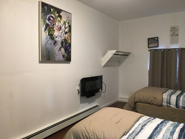 5 bedrooms, iron/ironing board, WiFi, bed sheets