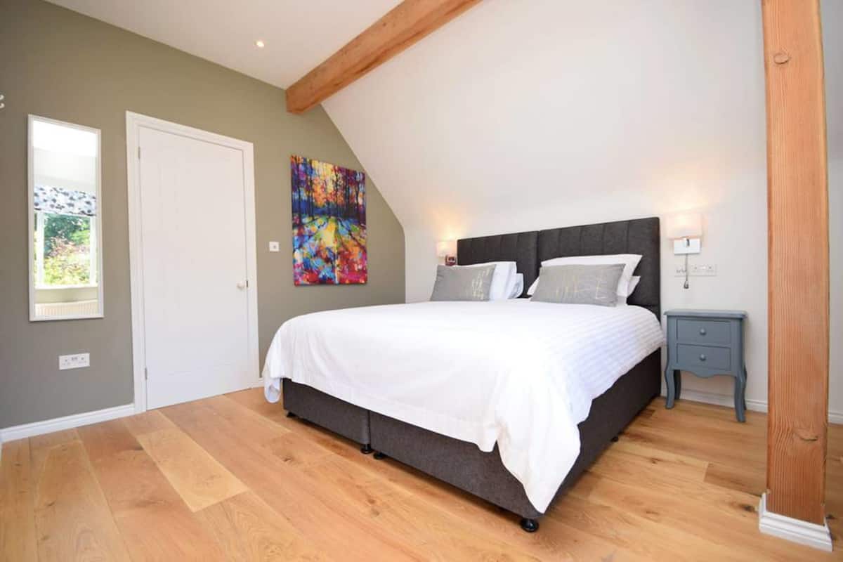 Cottage (Grenadier) | Soundproofing, iron/ironing board, travel crib, free WiFi