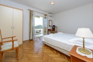 1 bedroom, WiFi, bed sheets - Apartments Botica- Double Room with Balcony and Sea View (Mlini)