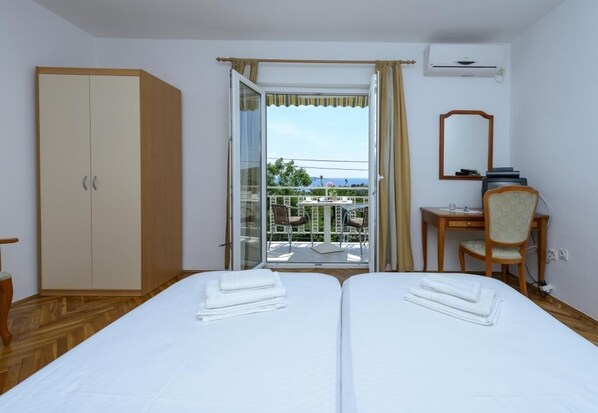 1 bedroom, WiFi, bed sheets - Apartments Botica- Double Room with Balcony and Sea View (Mlini)