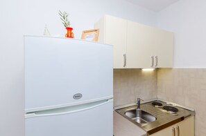 Cookware/dishes/utensils - Apartments Botica- Double Room with Balcony and Sea View (Mlini)