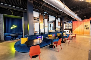 Serves breakfast, dinner and happy hour - Aloft by Marriott Savannah Downtown Historic District (Savannah)