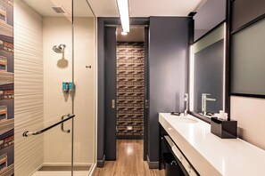 Regadera tipo lluvia, amenidades de baño gratuitas, secadora de cabello 