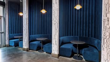 Serveert ontbijt, diner en happy hour