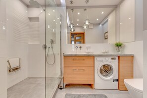 ดีลักซ์อพาร์ทเมนท์ | ห้องน้ำ | ฝักบัว, ผ้าเช็ดตัว