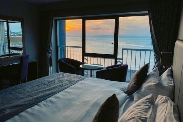 Escritorio, espacio para trabajar con laptop y cortinas blackout