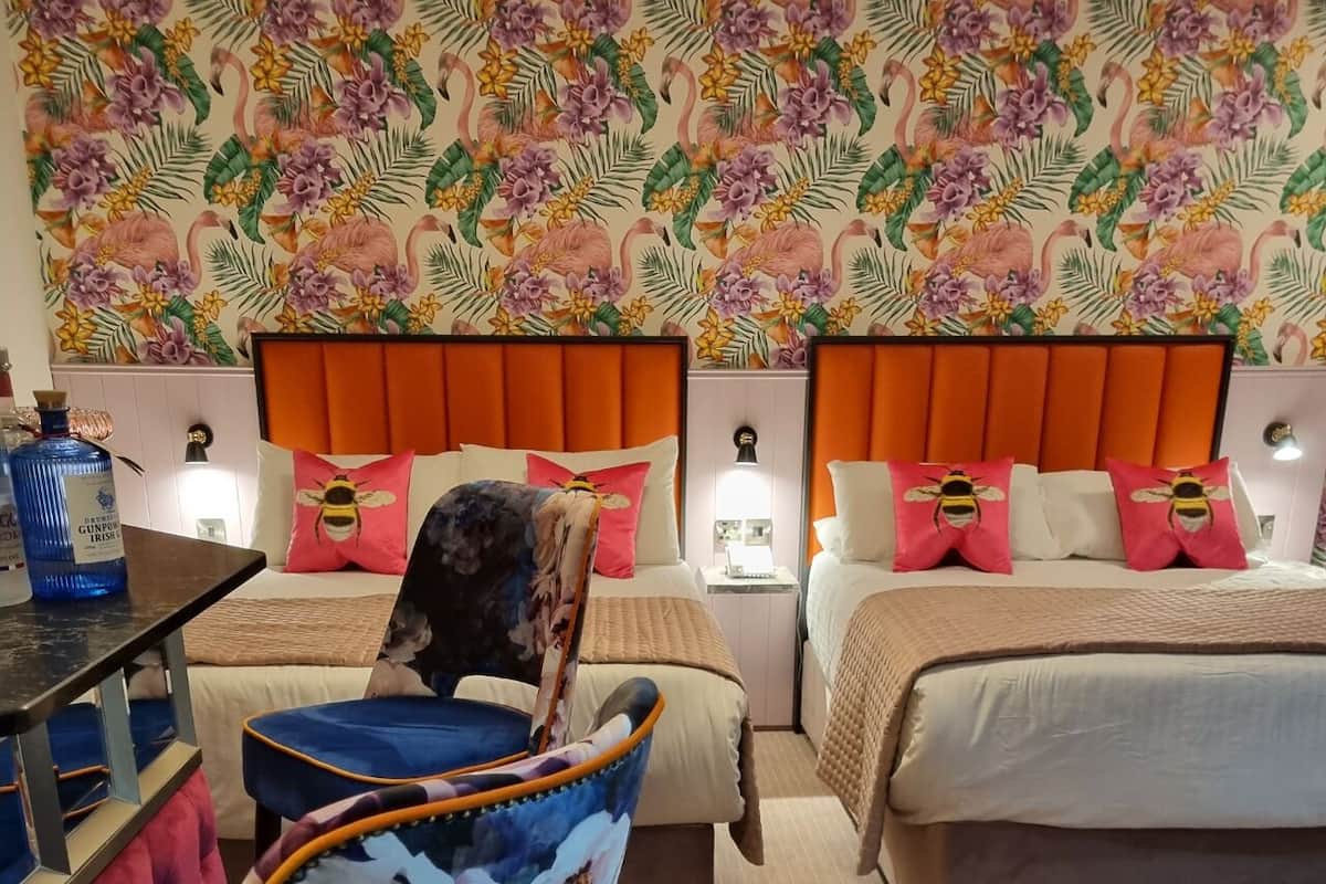 Habitación de diseñador con 2 camas individuales | 1 habitación, escritorio y espacio para trabajar con laptop