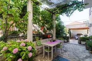 Outdoor dining - Apartments Todo - Studio Apartment with Terrace (Dubrovnik)