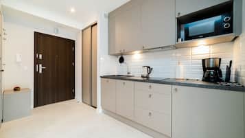 Estudio (72) | Cocina privada | Frigorífico, hervidor eléctrico y mesa de comedor