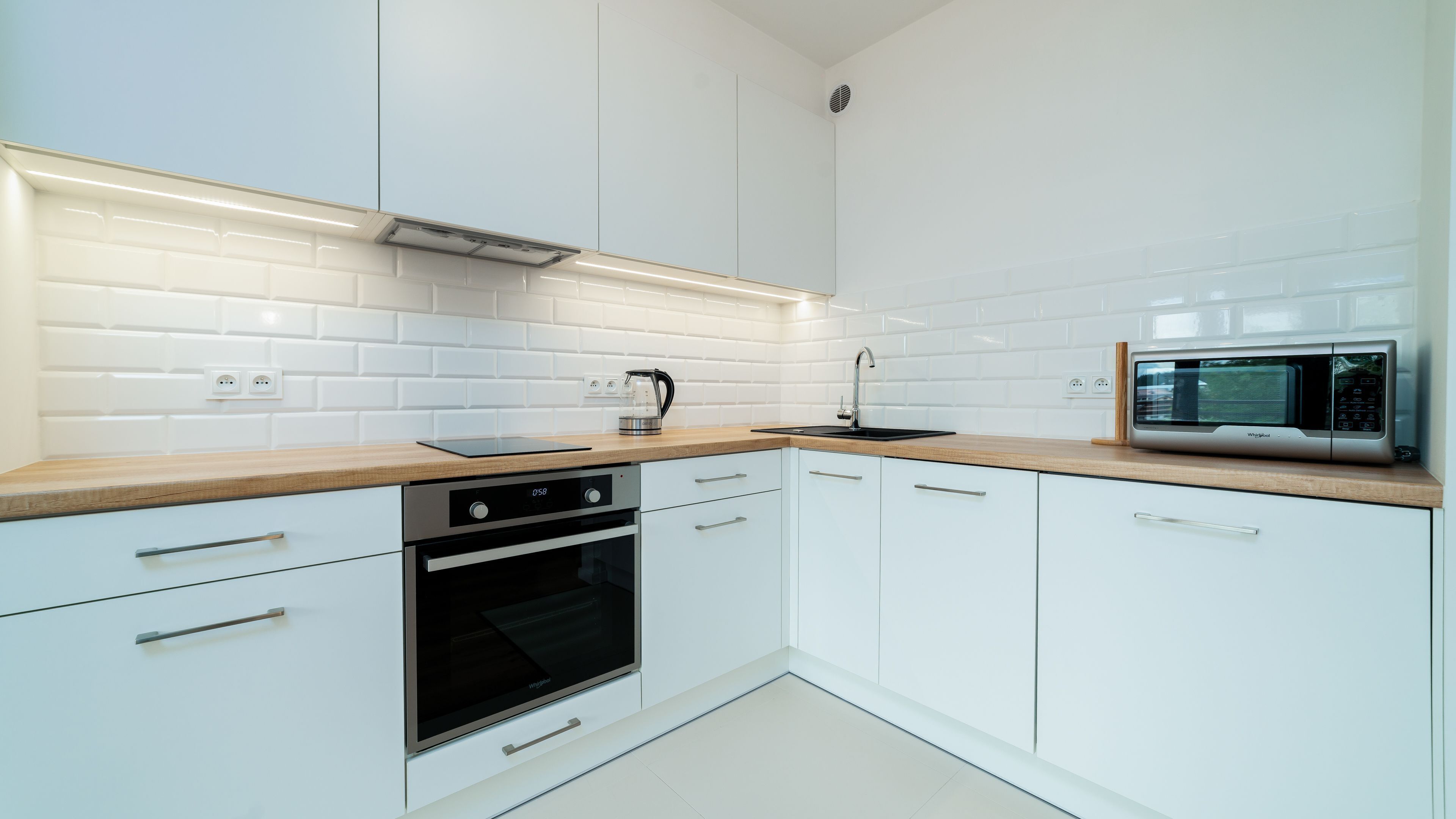 Private kitchen | Fridge, electric kettle, dining tables
